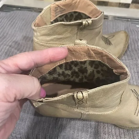 Very volatile Distressed Booties - Picture 5 of 6